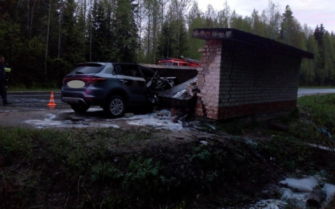В Коми внедорожник разнес автобусную остановку и загорелся