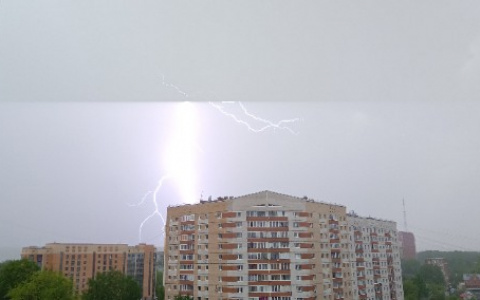 Фото дня в Сыктывкаре: молния ударила в крышу дома во время грозы