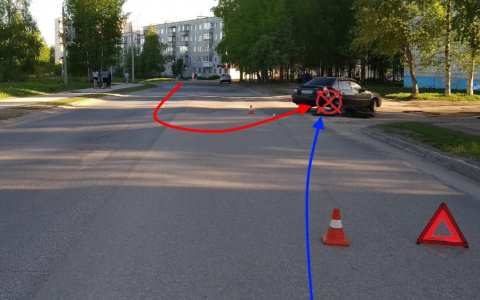 В Сыктывкаре по колеса иномарки попал «лихач» на мотоцикле, который 31 раз за год нарушил ПДД