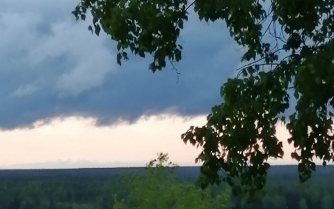 Фото дня в Сыктывкаре: пугающие фиолетовые тучи над Эжвой