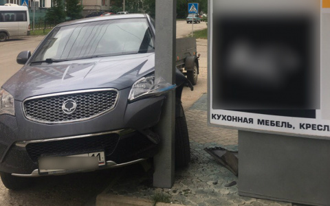 Фото дня в Сыктывкаре: машина без водителя врезалась в крыльцо магазина