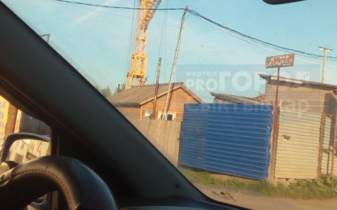 В Сыктывкаре рухнула стрела башенного крана (фото)