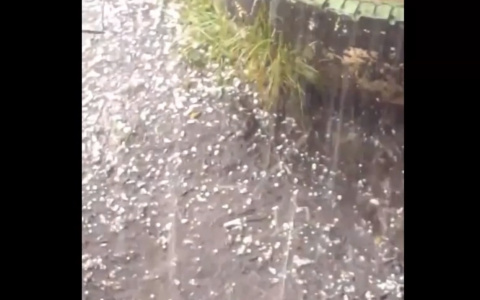 Шторм в Сыктывкаре: лужа-бассейн, тонны ледяного града и место, где начинается радуга (видео)