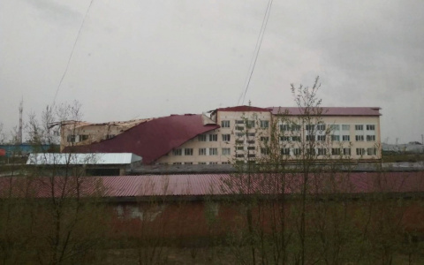 Сорванные крыши и пострадавшие: один из городов Коми восстанавливают после урагана