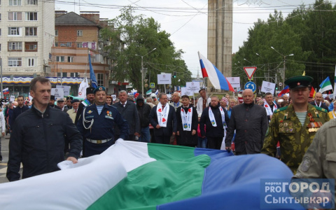 Как начался День города: мэр Сыктывкара и глава Коми прошагали вместе с тысячами городских работников (фото)