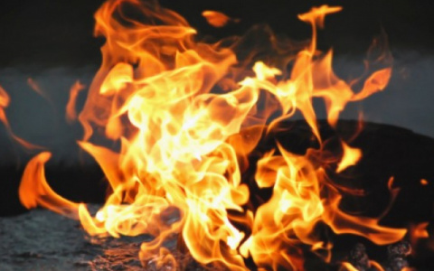 В Коми два часа тушили ангар, где сгорело пять автомобилей