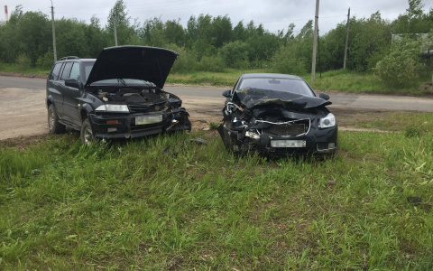 В Сыктывкаре легковушка въехала во внедорожник на перекрестке