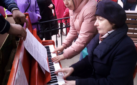 В парке Сыктывкара появилось красное пианино, на котором можно играть всем