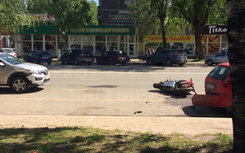 В Сыктывкаре женщина на «Рено» сбила молодого мотоциклиста (фото)