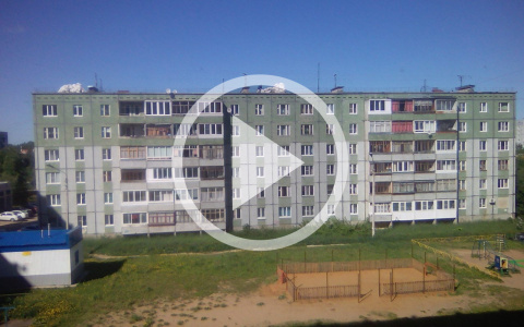 В Сыктывкаре рабочие швыряли тяжелые мешки с крыши шестиэтажки (видео)