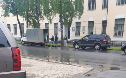 В Сыктывкаре у грузовика на ходу отвалились колеса (фото)