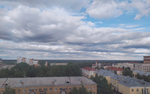 Фото дня в Сыктывкаре: ряд облаков в небе над городом