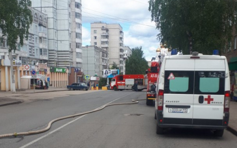 В центре Сыктывкара загорелся жилой дом, из-за пожара перекрыли улицу (фото)