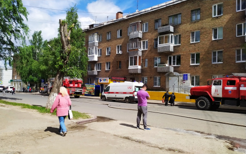 Появились фото с места пожара в центре Сыктывкара, из-за которого перекрыли улицу