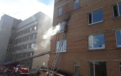 В Коми загорелся роддом (фото)