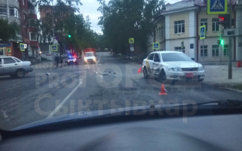 На перекрестке в Сыктывкаре водитель «Шкоды» врезался в «десятку» (фото)