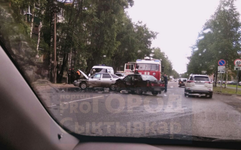 В Сыктывкаре беременная женщина за рулем «Лады» пострадала в ДТП