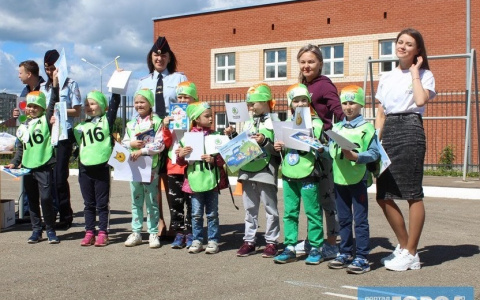 «Змейка», «Восьмерка» и парковка: дети в Сыктывкаре сдавали экзамен по вождению