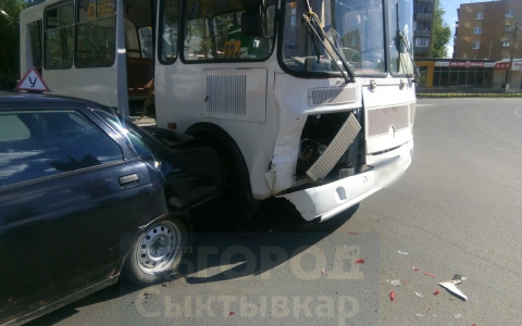 В Сыктывкаре на «кольце» столкнулись пассажирский автобус и «учебка»