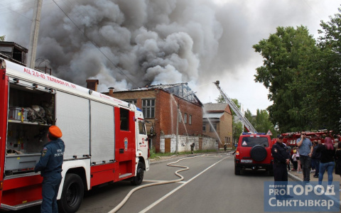 Фоторепортаж: как пожарные тушили индустриальный колледж в Сыктывкаре