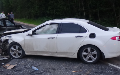 Под Сыктывкаром «Шевроле» протаранил «Мерседес» а потом врезался в «Хонду» (фото)