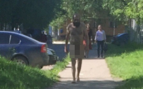 В Коми абсолютно голый мужчина гулял возле детского сада (фото)