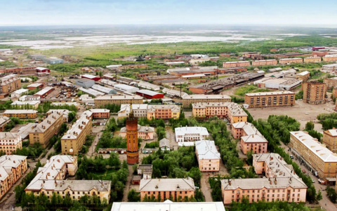 В Коми неизвестные подожгли детскую коляску прямо в подъезде