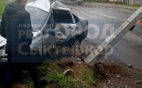 В Сыктывкаре «Лада Гранта» повалила бетонный столб (фото, видео)