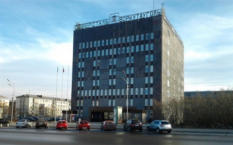 В Коми вспыхнул «Воркутауголь», здание тушило полсотни человек