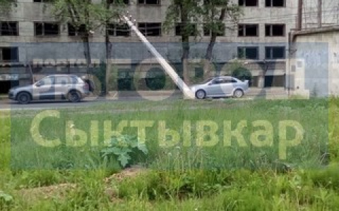 Сыктывкарцы в панике: тяжелый бетонный столб повис на проводах над проезжей частью (фото)