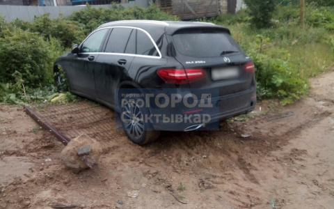 В Сыктывкаре три экипажа ГИБДД гнались за парнем, который «рассекал» на чужом «Мерседесе» (фото)