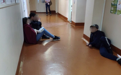 В одной из больниц Коми дети лежали на полу, пока ждали приема врача