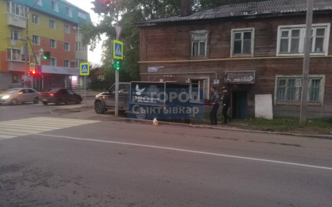 Сыктывкарец о странной истории у дома: «Полиция забрала парня, а гробовозка увезла труп» (фото)