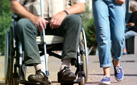 В Коми совершенно слепой инвалид-колясочник яростно избил знакомого и сломал об него трость