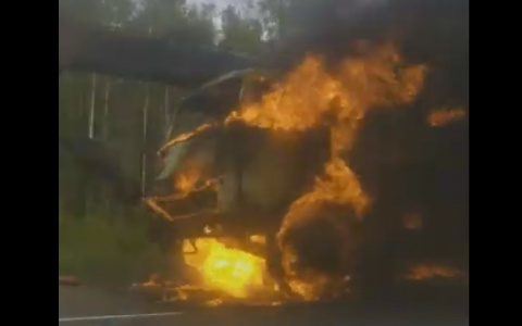 На трассе под Сыктывкаром полыхал автокран (видео)