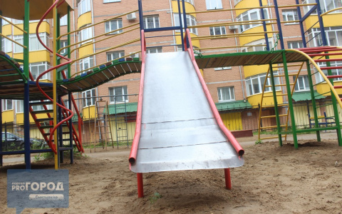 В Коми из-за плохого крепления на детской площадке пострадал шестилетний мальчик