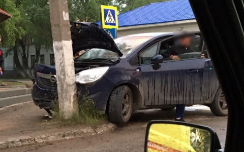 Сыктывкарка сбила велосипедистку, а потом влетела в бетонный столб (фото)