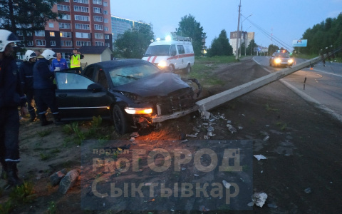 В Сыктывкаре иномарка с четырьмя людьми влетела прямо в бетонный столб (фото, видео)