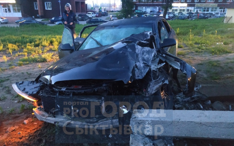 Водитель иномарки, которая протаранила столб в Сыктывкаре, был пьян