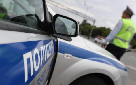 В Коми водитель «наплевал» на закон и протащил полицейского по улице (видео)