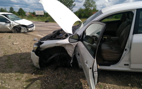 В Коми «Тойота» налетела на «Ладу» и осталась без колеса (фото)