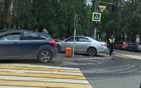 В Сыктывкаре «Тойота» влетела в «Форд»: иномарки выбросило на тротуар (фото)