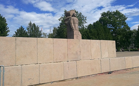Сыктывкарскую площадь отчистили от «творчества» вандалов