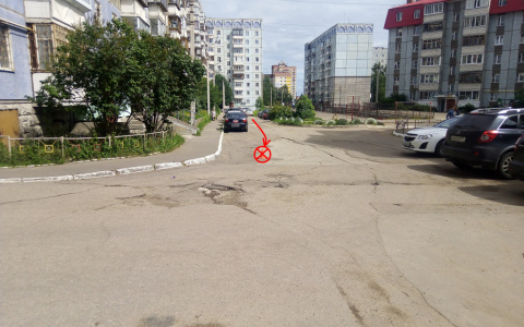 В Сыктывкаре девушка выпала из машины на ходу