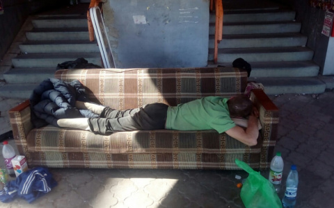 Сыктывкарский бездомный, которому горожане подарили диван, начал новую жизнь