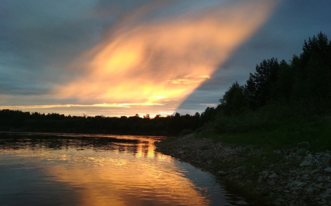 Фото дня в Сыктывкаре: закат летнего солнца над речным портом