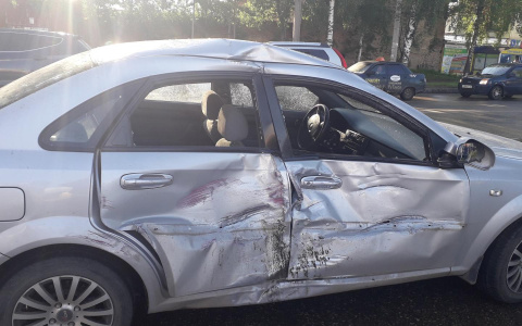 В Сыктывкаре на шоссе столкнулись «Шевроле» и «буханка», пострадали два человека (фото)