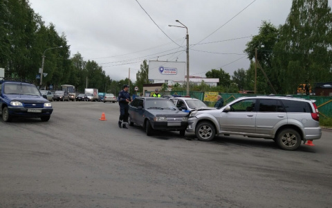 В Сыктывкаре пьяный водитель без документов столкнулся с внедорожником, пострадал ребенок (фото)
