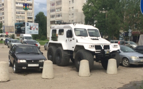 На улицах Сыктывкара заметили диковинное шестиколесное авто