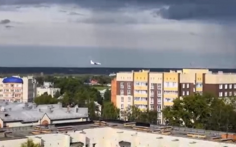 В небе над Сыктывкаром весь день кружил шумный винтовой самолет (видео)